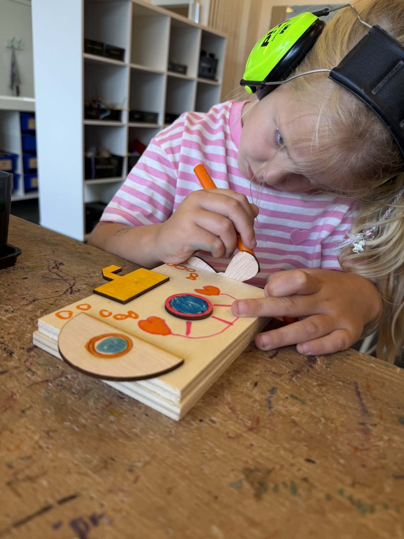 Kind versiert een houten timmerpakket