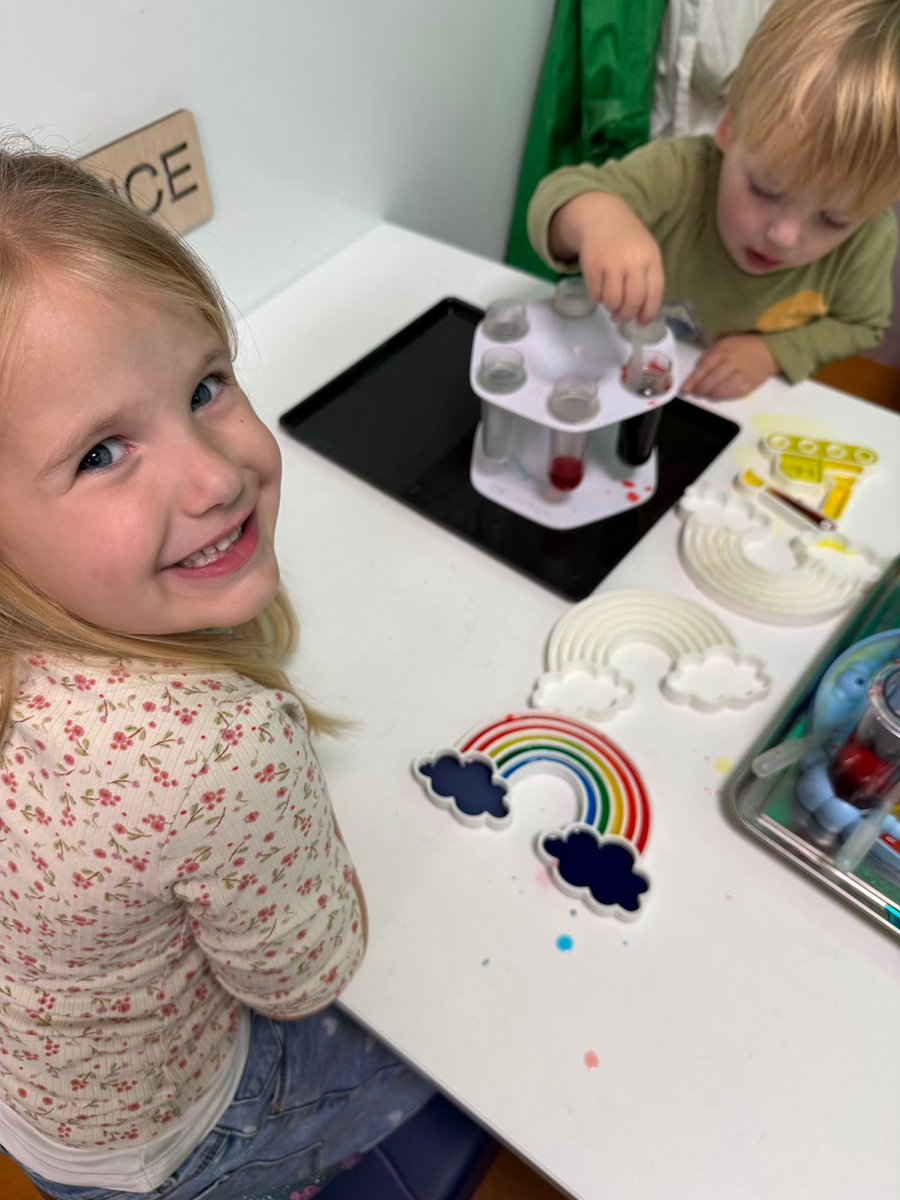 Kinderen werken met zelfgeprinte vulvormen in de klas